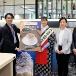 丹波篠山産の茶葉を使った新商品をＰＲする兵庫県観光交流官の井川あゆみさん（右から２番目）ら関係者たち＝東京都港区