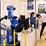 さまざまな産業用ロボットが並んだ会場＝神戸市中央区港島中町６、神戸国際展示場