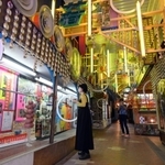 かつて店があった場所にもアート作品が飾られている＝７日午後、神戸市中央区元町高架通（撮影・風斗雅博）