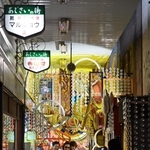 アーティストの作品の前で写真を撮る人たち＝７日午後、神戸市中央区元町高架通（撮影・風斗雅博）