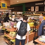 リーグ優勝が近づき、熱気を帯びるタイガースショップ＝大阪市北区、阪神百貨店梅田本店