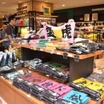 リーグ優勝が近づき、熱気を帯びるタイガースショップ＝大阪市北区、阪神百貨店梅田本店