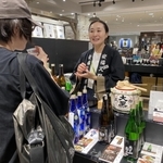 酒米「山田錦」を使った玄米茶について説明する安福又四郎商店の安福愛さん（右）＝神戸市中央区明石町、大丸神戸店