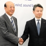 アシックスの次期社長に決まった富永満之常務執行役員（右）と会長となる廣田康人社長＝１５日午後、神戸市中央区港島中町７、アシックス本社