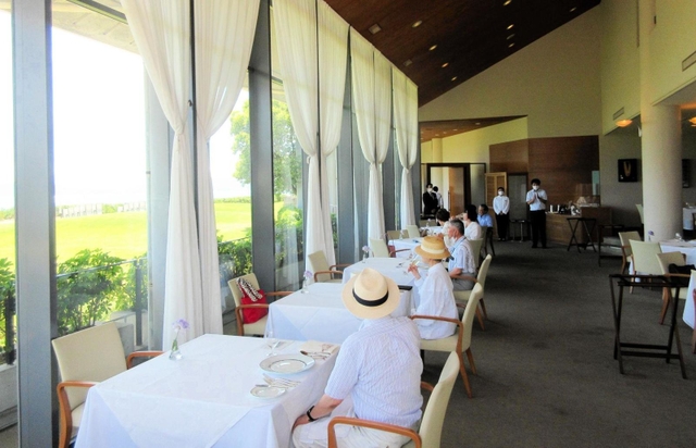 みなと銀行の県内ツアーで淡路を訪れ、鳴門海峡の絶景を眺めながら昼食を取る参加者＝２０２２年８月、南あわじ市阿那賀、ホテルアナガ（提供）