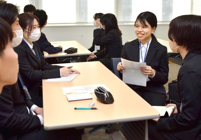 内定式後のレクリエーションで交流を深める内定者＝神戸市東灘区住吉本町１
