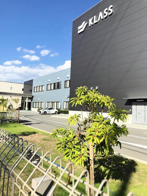 新社名「ＫＬＡＳＳ」の看板が掛られた神岡工場＝たつの市神岡町東觜崎（ＫＬＡＳＳ提供）