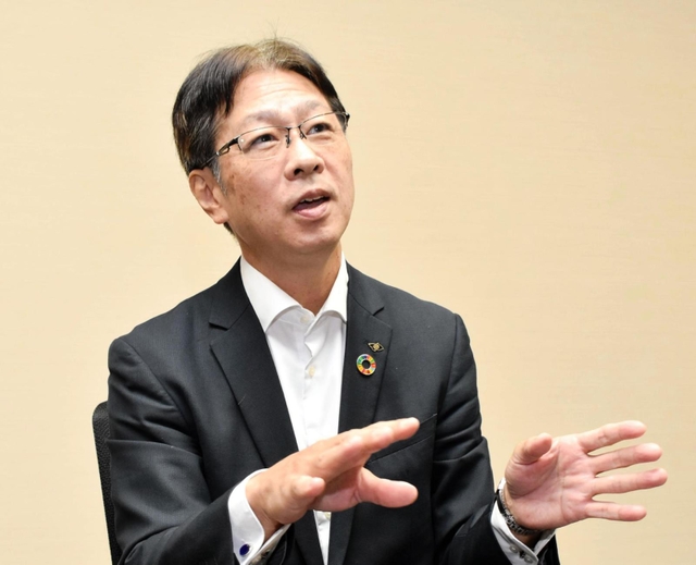 水素の可能性などについて語る川崎重工業の西村元彦専務執行役員＝神戸市中央区東川崎町３、川崎重工業神戸工場