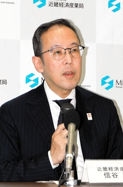 １日付で近畿経済産業局長に就任し、記者会見する信谷和重氏＝大阪市、近畿経済産業局
