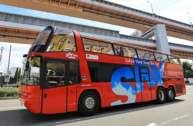 ７日から神戸市街を走る「スカイバス神戸」。車両のデザインは神戸仕様に変えるという＝４日午後、神戸市中央区（撮影・長嶺麻子）