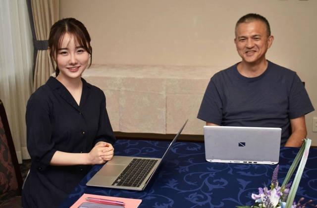 ２期目のＣＦＯに就任した田中愛乃さんと、ホロニックの長田一郎社長＝大阪市北区、ガーデンシティクラブ大阪