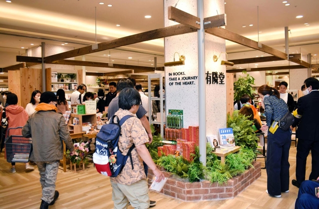 神戸阪急全館リニューアル当日にオープンした書店「有隣堂」＝１１日午前、神戸市中央区小野柄通８