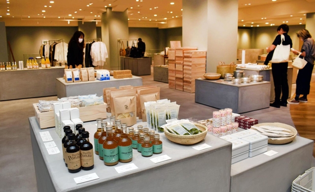 高松市発のセレクトショップで、百貨店初出店となった「まちのシューレＫＯＢＥ」＝１１日午前、神戸市中央区小野柄通８
