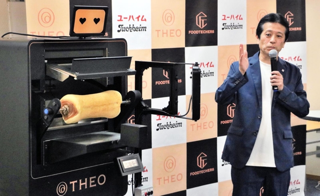 テオの今後の展開について語る河本英雄社長＝神戸市中央区元町通１、ユーハイム本店