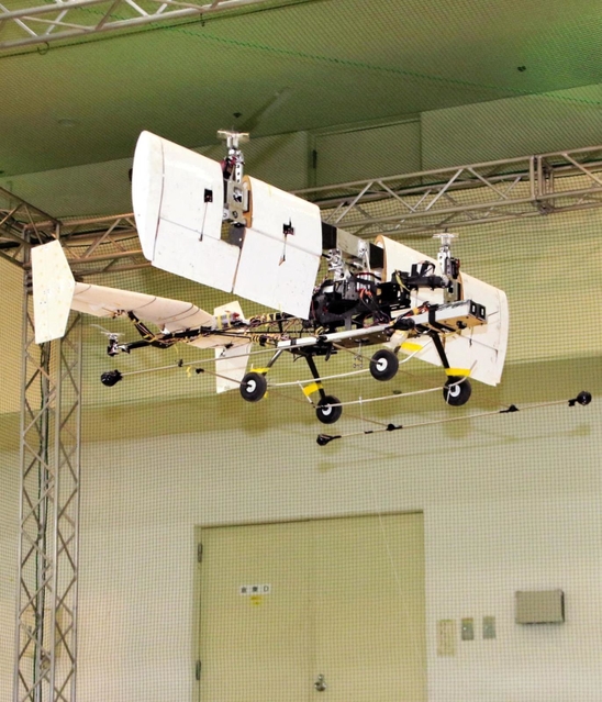 「国際フロンティア産業メッセ」で飛行実演を披露する小型検証機＝９月、神戸市中央区港島中町６