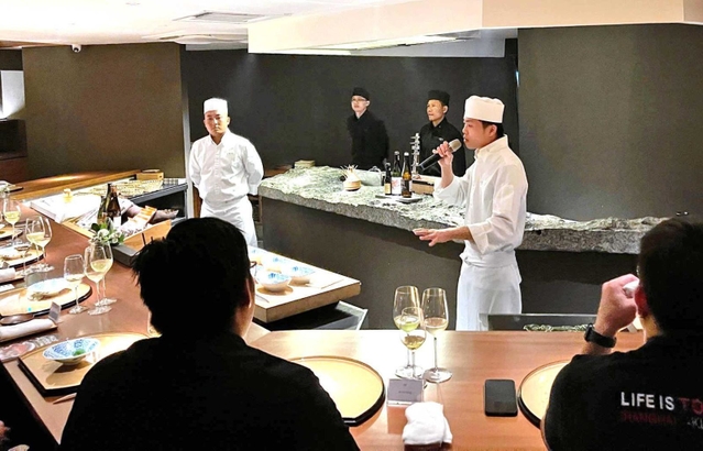 マレーシアのすし店で、仕入れ担当者らに兵庫県産品をＰＲするシェフ（県流通戦略課提供）