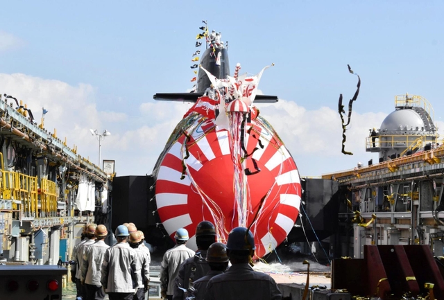 進水する潜水艦「らいげい」＝神戸市中央区東川崎町３