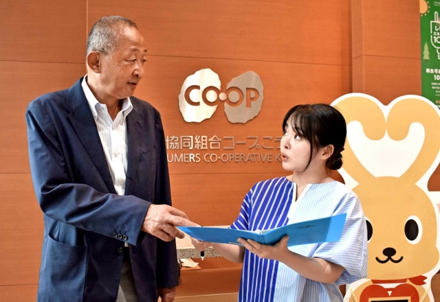 生活協同組合コープこうべの岩山利久組合長（左）に話を聞く武庫川女子大３年の浜田凜々花さん＝神戸市東灘区住吉本町１
