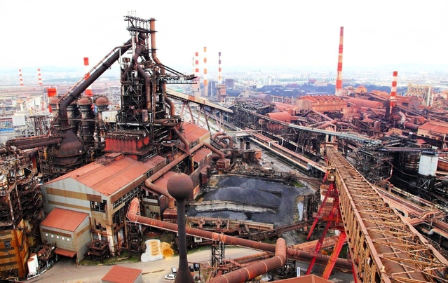 二酸化炭素削減の実証実験に取り組んだ神戸製鋼所加古川製鉄所の高炉（同社提供）