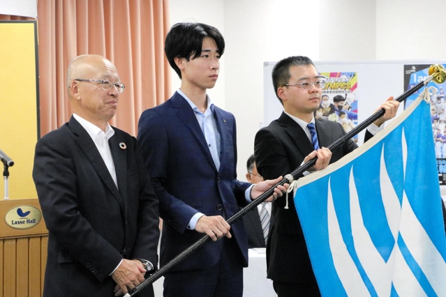 片山安孝副知事（左）から県旗を受け取った選手ら＝神戸市中央区中山手通４