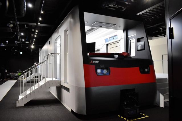 ショールームに置かれた車両模型。車両内に三菱電機の製品「トレインビジョン」などが設置されている＝尼崎市塚口本町８、同社伊丹製作所