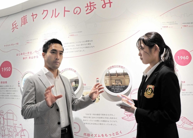 兵庫ヤクルト販売の阿部恭大社長を訪ねた甲南大３年の時吉朱音（あかね）さん＝神戸市西区玉津町高津橋