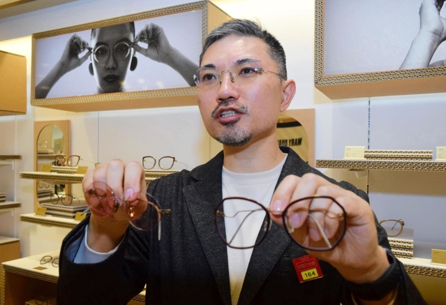 チタンの加工技術を生かして眼鏡の小売りに参入したエスケイワイの大森雅希社長＝神戸市中央区三宮町１