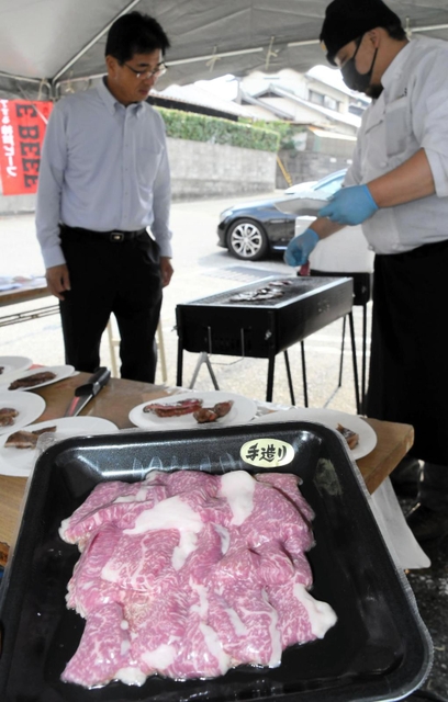 スキンパックフィルムで包装された精肉。フィルムが目視では分からないほど密閉性が高い＝加古川市平荘町小畑、和牛うらい