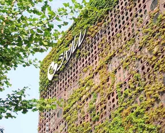 シャルレが２０２４年４月に本社を移す神戸・ポートアイランドの自社ビル＝神戸市中央区港島中町７（同社提供）