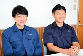 サーチファンドを運営するグロウシックス・インベストメントの竹内智洋社長（右）と鹿島精機工業の中島祐社長＝神戸市北区長尾町上津