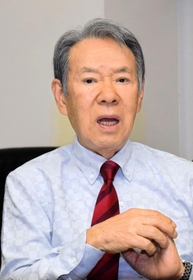 決算会見で質問に応じるアジュバンホールディングスの中村豊会長兼社長＝神戸市中央区下山手通５