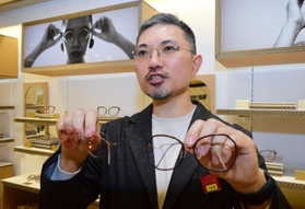 チタンの加工技術を生かして眼鏡の小売りに参入したエスケイワイの大森雅希社長＝神戸市中央区三宮町１