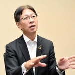 水素の可能性などについて語る川崎重工業の西村元彦専務執行役員＝神戸市中央区東川崎町３、川崎重工業神戸工場