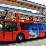 ７日から神戸市街を走る「スカイバス神戸」。車両のデザインは神戸仕様に変えるという＝４日午後、神戸市中央区（撮影・長嶺麻子）