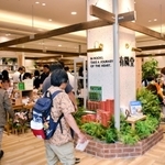 神戸阪急全館リニューアル当日にオープンした書店「有隣堂」＝１１日午前、神戸市中央区小野柄通８