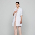 「クラシコ」で展開する医療用白衣（神戸新聞会館提供）