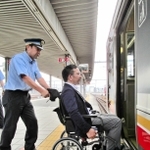 乗務員が車いす利用者の乗降を手伝うイメージ（ＪＲ西日本提供）