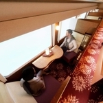 ＪＲ西日本の新観光列車「はなあかり」のスーペリアグリーン車座席のイメージ（ｄｅｓｉｇｎｅｄ　ｂｙ　Ｙａｓｕｙｕｋｉ　ＫＡＷＡＮＩＳＨＩ　＋　ＩＣＨＩＢＡＮＳＥＮ／ｎｅｘｔｓｔａｔｉｏｎｓ）