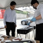 スキンパックフィルムで包装された精肉。フィルムが目視では分からないほど密閉性が高い＝加古川市平荘町小畑、和牛うらい