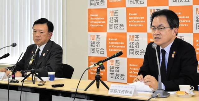 会見する関西経済同友会代表幹事の角元敬治氏（左）と宮部義幸氏＝大阪市北区中之島６