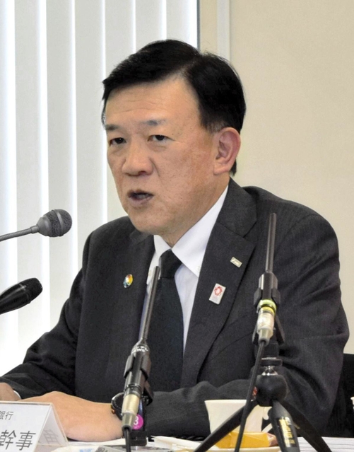 会見する関西経済同友会代表幹事の角元敬治氏＝大阪市北区中之島６