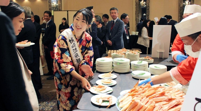 兵庫の魅力をＰＲするため、但馬のカニなどが振る舞われた＝東京都内
