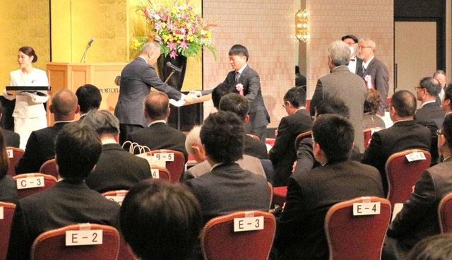 近畿地方発明表彰式で賞状を受け取る受賞者ら＝神戸市中央区港島中町６、神戸ポートピアホテル