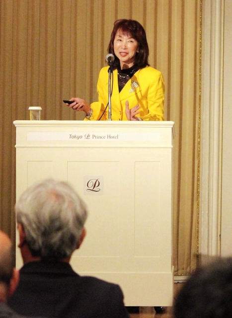 企業誘致セミナーで兵庫や大阪の魅力を語る作家の玉岡かおるさん＝東京都内