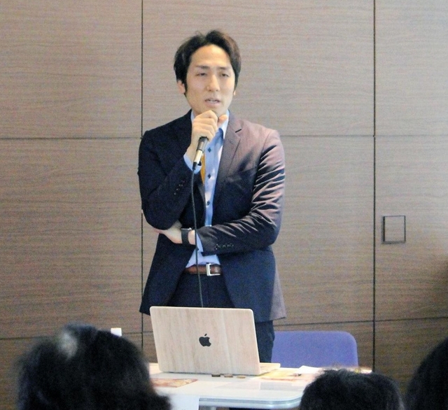 パン作りを通じた社会貢献について講演したケルンの壷井豪社長＝東京都千代田区、甲南大学ネットワークキャンパス東京事務所