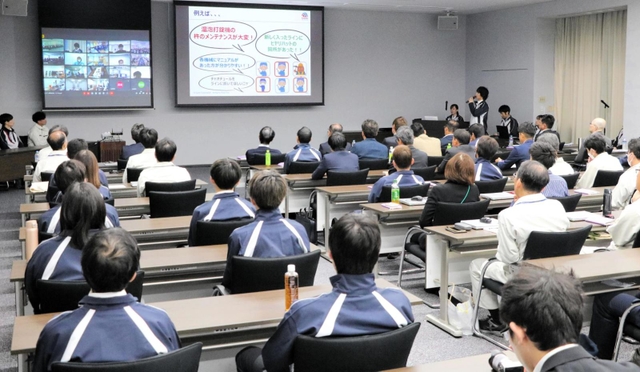 各生産現場の改善提案を紹介、表彰した発表会＝赤穂市坂越、アース製薬坂越工場