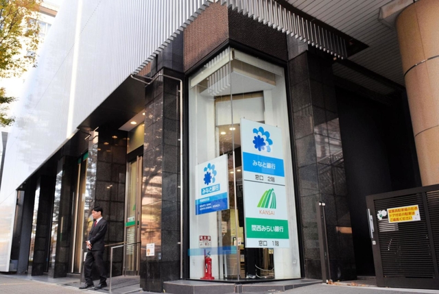 関西みらい銀行芦屋支店がみなと銀行芦屋駅前支店内に移転し、営業を始めた初の共同店舗＝芦屋市船戸町
