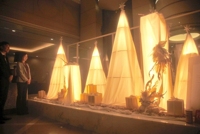 ３階ロビーに展示された、再生素材によるクリスマスツリー＝神戸市中央区波止場町、神戸メリケンパークオリエンタルホテル