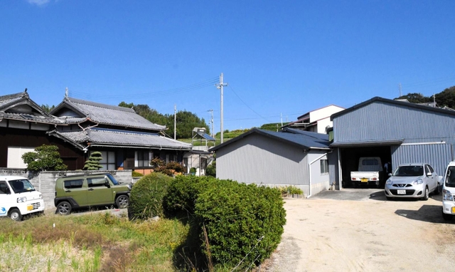 農業倉庫（右）と民家を活用して開設した農社スマートビレッジ＝洲本市五色町鮎原三野畑