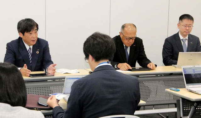 ２０２３年９月中間決算を発表する兵庫県内企業の役員ら＝大阪市中央区北浜１、大阪取引所（撮影・大島光貴）